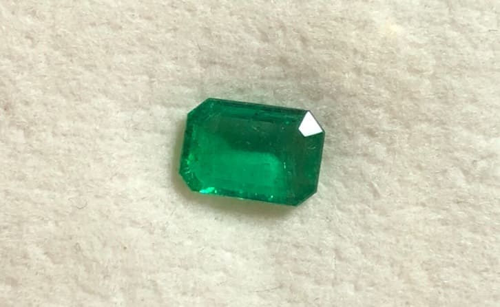 Piedra preciosa esmeralda con la talla de su mismo nombre