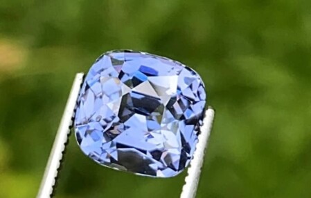 Esta es una foto de una piedra protectora azul