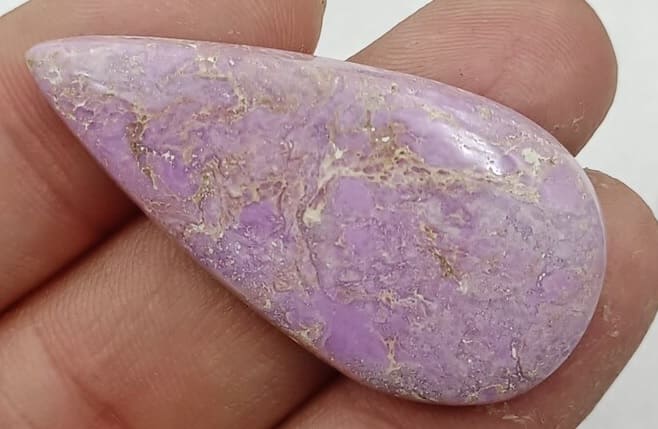 Laa fosfosiderita es una piedra ornamental morada