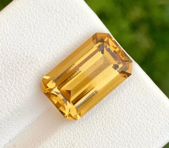 Piedra preciosa de color amarillo