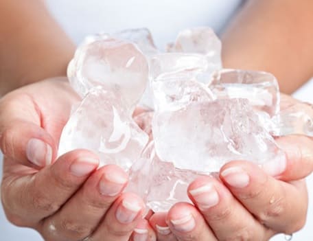 Mete la mano en hielo