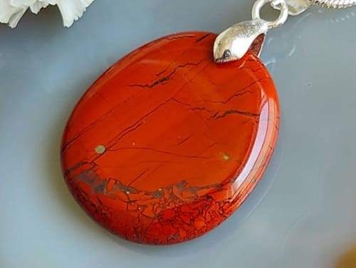 Bonita piedra roja semipreciosa