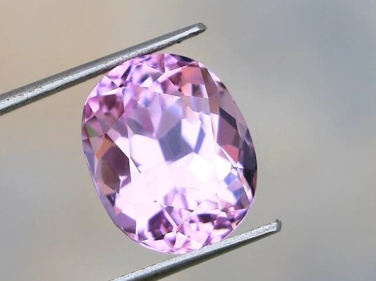 Piedra preciosa lila con mucha enigmática.