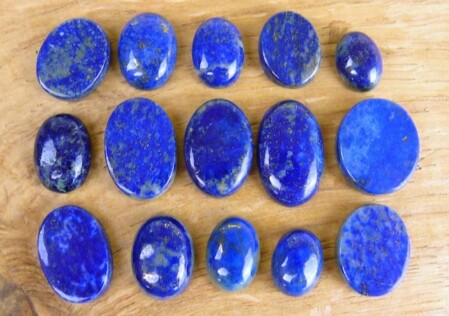 Piedra del chakra del Tercer Ojo lapislázuli.