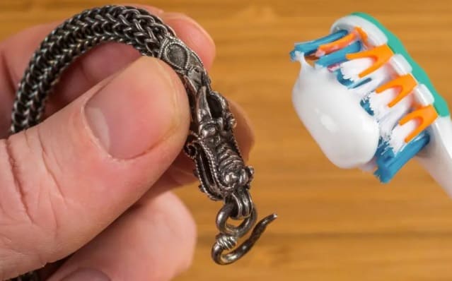Limpiar cadena de plata con pasta de dientes