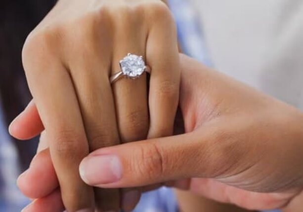 Mano con anillo de compromiso