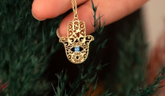 Joya que representa la mano de hamsa
