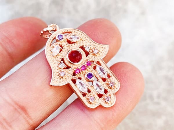Amuleto de mano de Fátima con piedras preciosas y oro