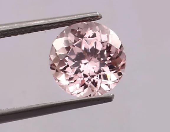 Bonita piedra semipreciosa rosada
