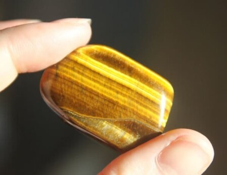 Piedra del chakra del Plexo Solar ojo de tigre.
