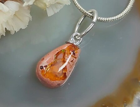 Piedra del chakra sacro ópalo de fuego.