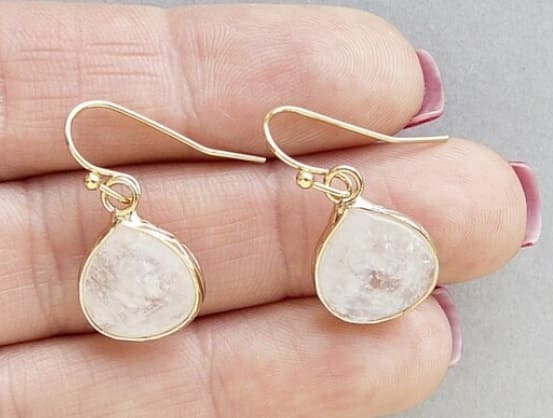 Pendientes creadas con cuarzo lechoso