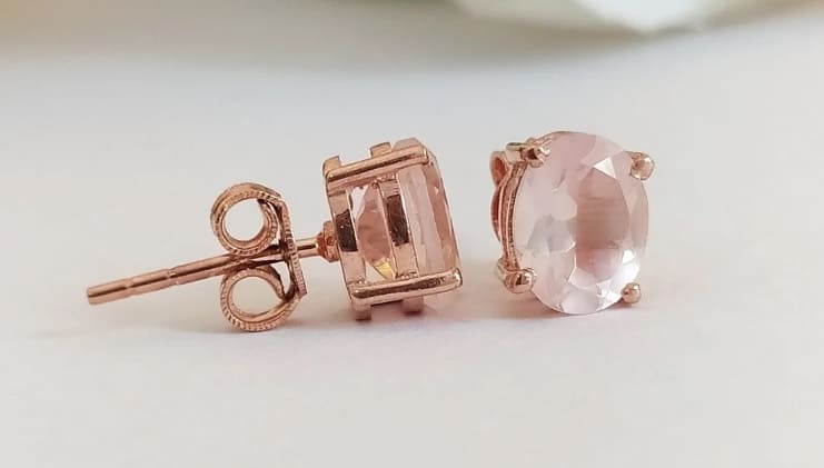Pendientes de oro con cuarzo rosa engarzado