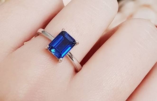 Anillo con piedra corte esmeralda