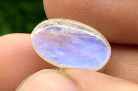 Esta es una foto de una piedra protectora azul