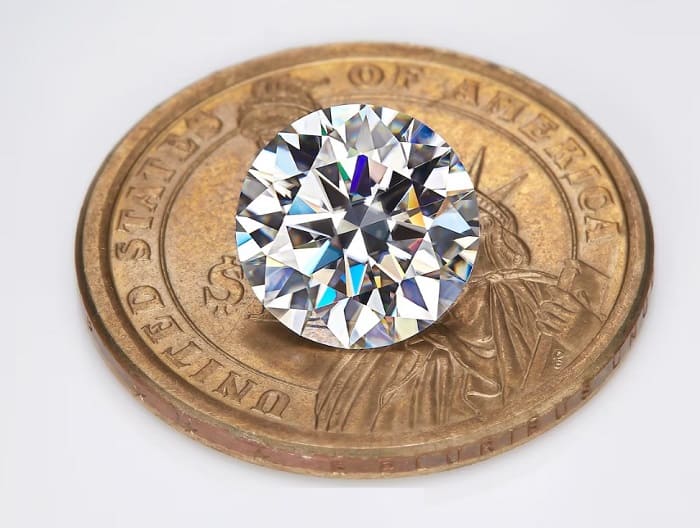 El diamante es la piedra de nacimiento de Abril