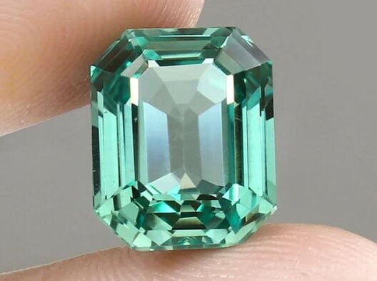 Piedra preciosa de color verde con talla radiante
