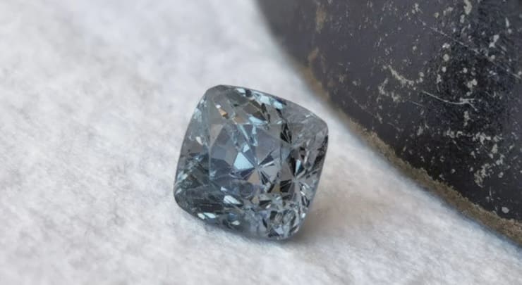 Hablamos sobre las piedras preciosas, semipreciosas y ornamentales de color gris.