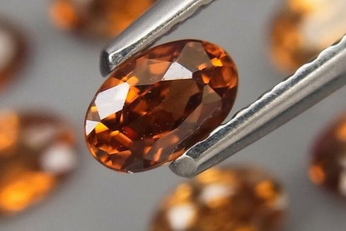 Una piedra preciosa de color marrón para joyería.