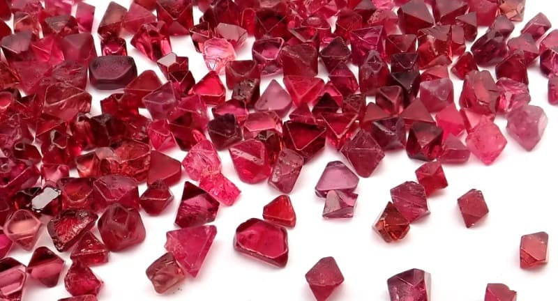 Lote de piedras rojas de pequeño tamaño