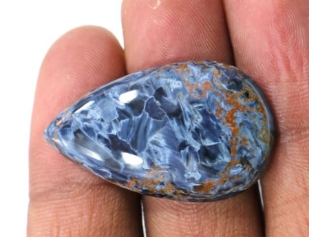 Esta es una foto de una piedra protectora azul