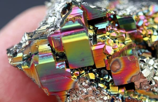 Mineral de varios colores