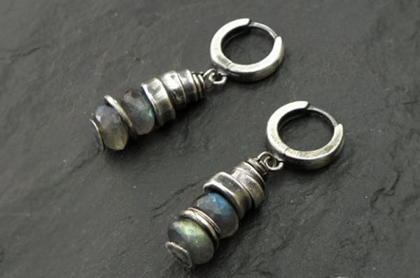 Unos bonitos pendientes fabricados en el tipo de plata oxidada
