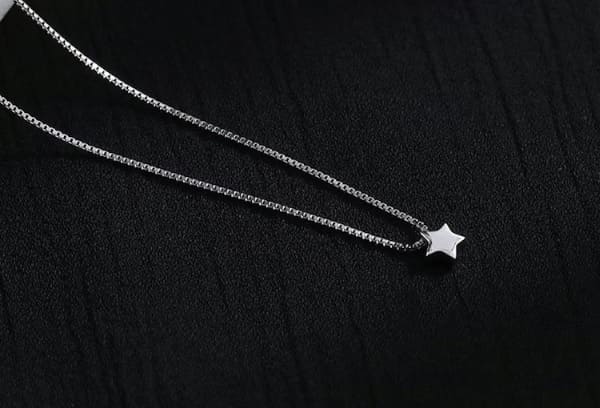 Bonito colgante de estrella de plata rodiada