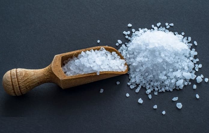El mejor método para limpiar una piedra Amatista es usando agua y sal gruesa