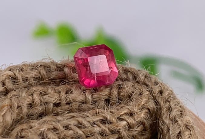 Gema de color rojo cortada estilo asscher