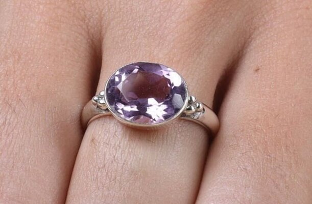 Un anillo con amatista y corte ovalado