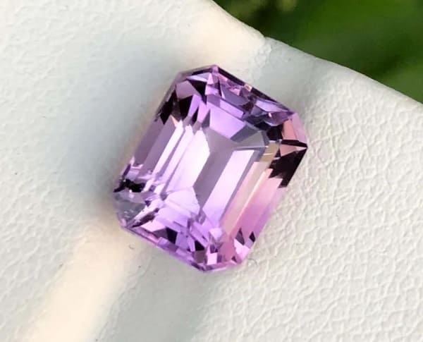 Bonita amatista de corte radiante perfecta para la elaboración de un anillo.