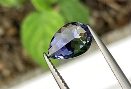 Esta es una foto de una piedra protectora azul