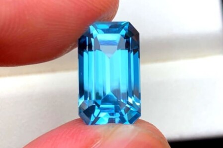 Esta es una foto de una piedra protectora azul