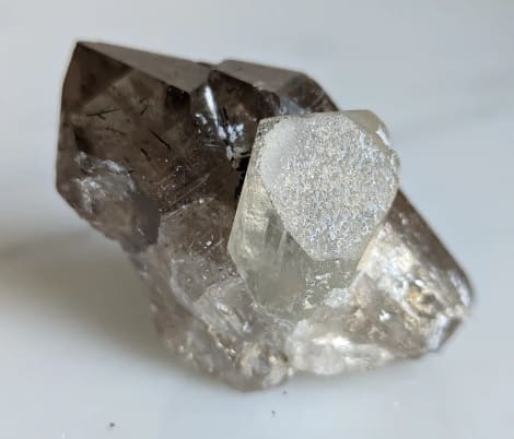 Un bonito topacio en bruto de color gris