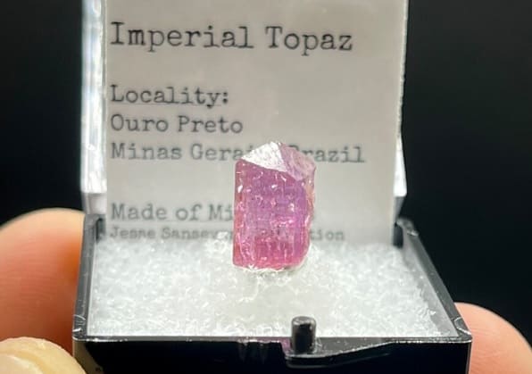 Una piedra en bruto de topacio color purpura