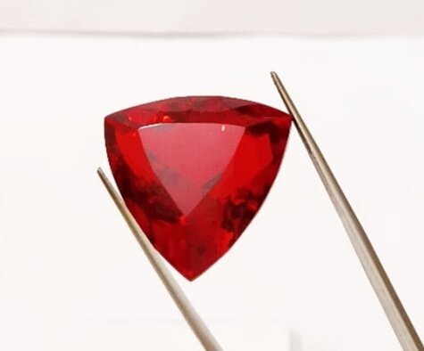 Piedra preciosa roja