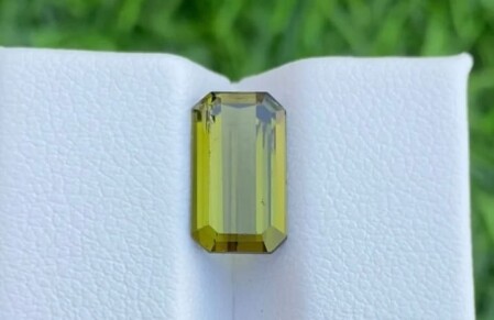 Piedra del chakra del Plexo Solar turmalina.