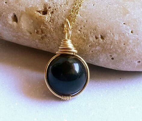 Colgante con una turmalina negra.
