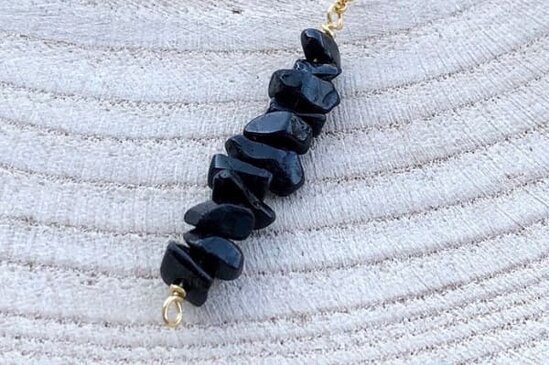 Colgante con turmalina negra o chorlo.
