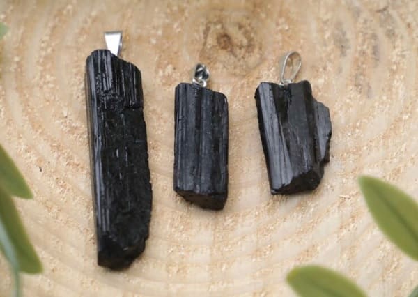 Un lote de tres turmalinas de color negro para usar de colgante.