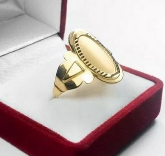 Venda aquí su anillo de oro con su cajita