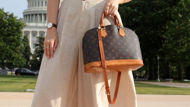 El bolso de la foto es LV auténtico