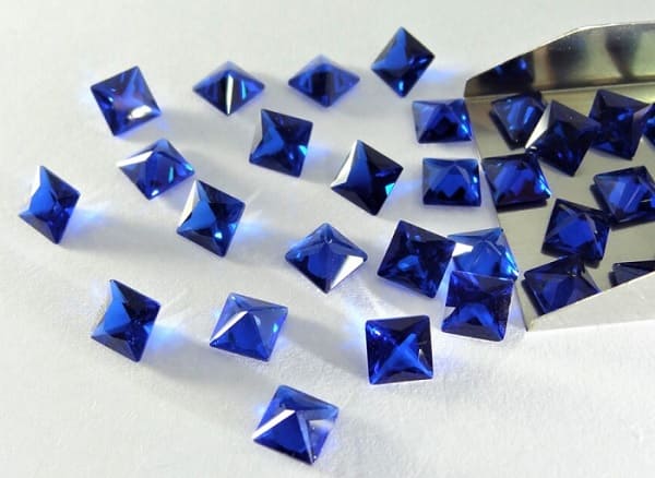 Lote de pequeños zafiros talla princesa.