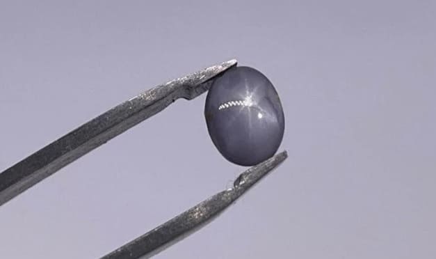 Bonito zafiro estrella de color gris